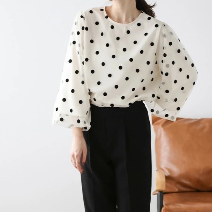 大人かわいい服 上品ドットとふんわり袖ブラウス