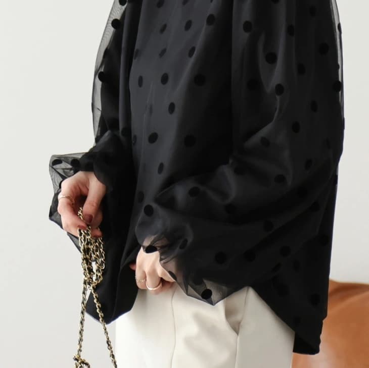 大人かわいい服 上品ドットとふんわり袖ブラウス