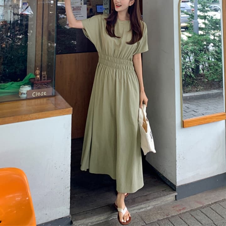 大人かわいい服 ギャザーシンプルワンピース