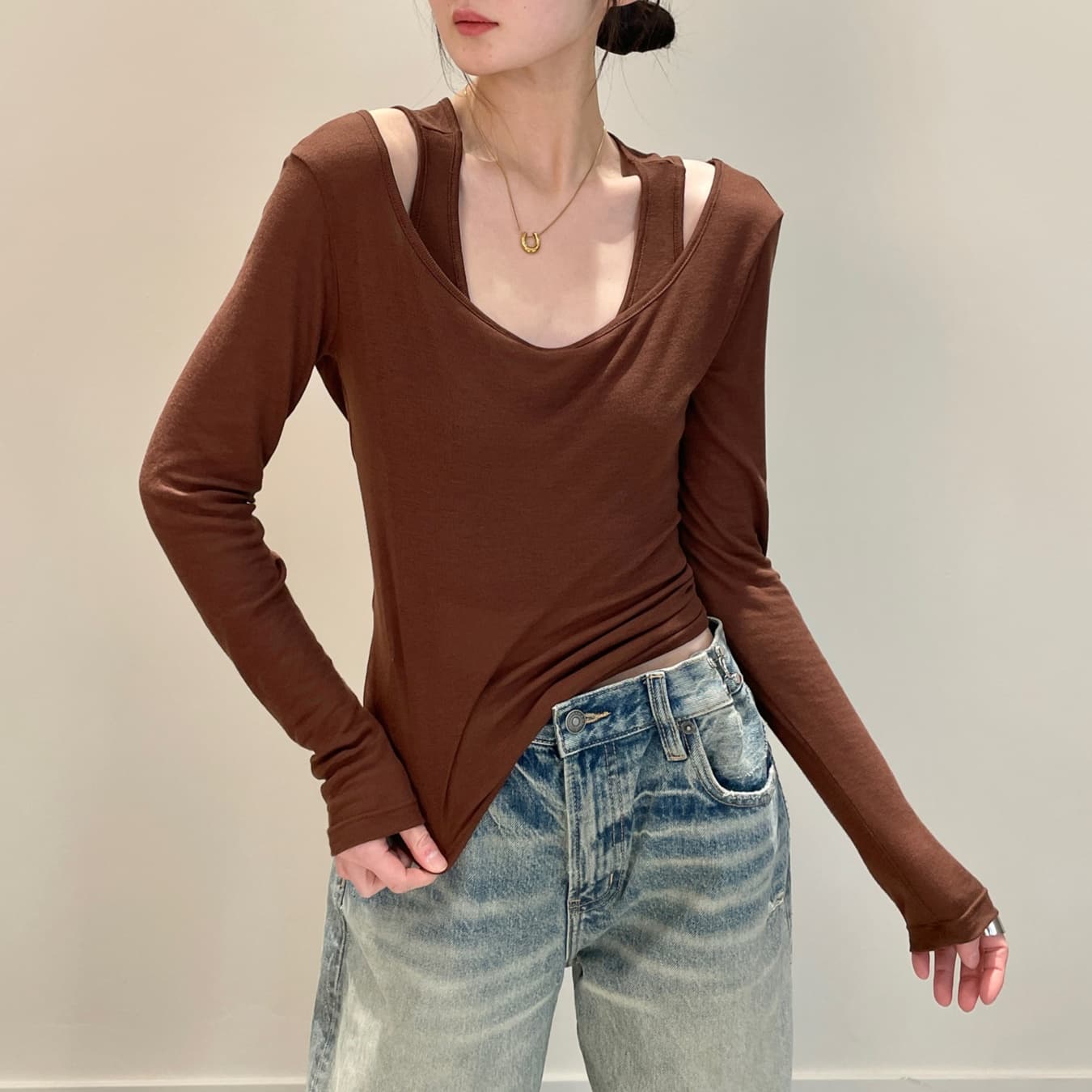 大人かわいい服 ショルダーカットデザインカットソー