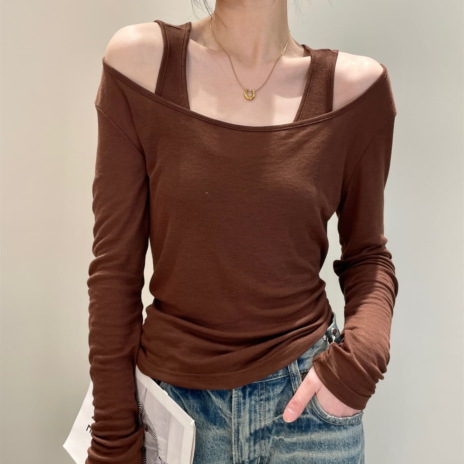 大人かわいい服 ショルダーカットデザインカットソー