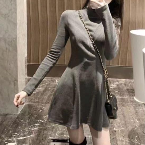 大人かわいい服 上品なタートルネックニットワンピース