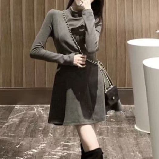 大人かわいい服 上品なタートルネックニットワンピース