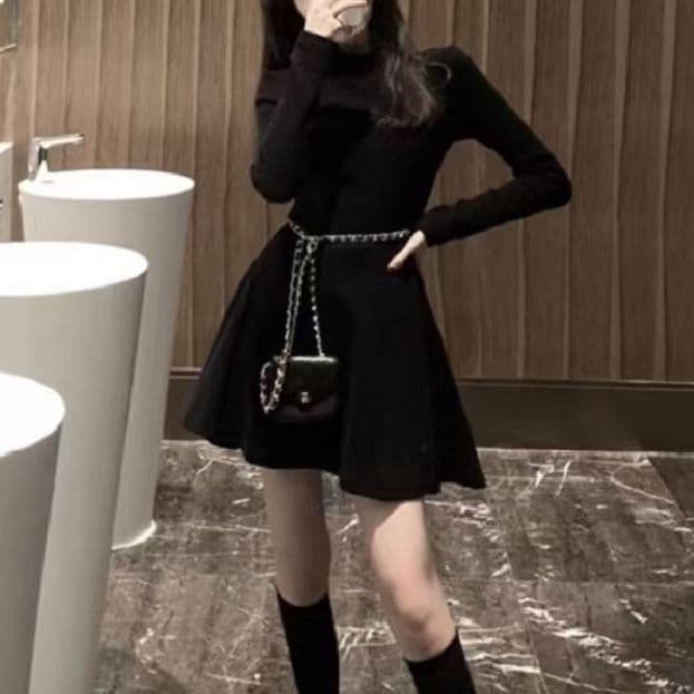 大人かわいい服 上品なタートルネックニットワンピース