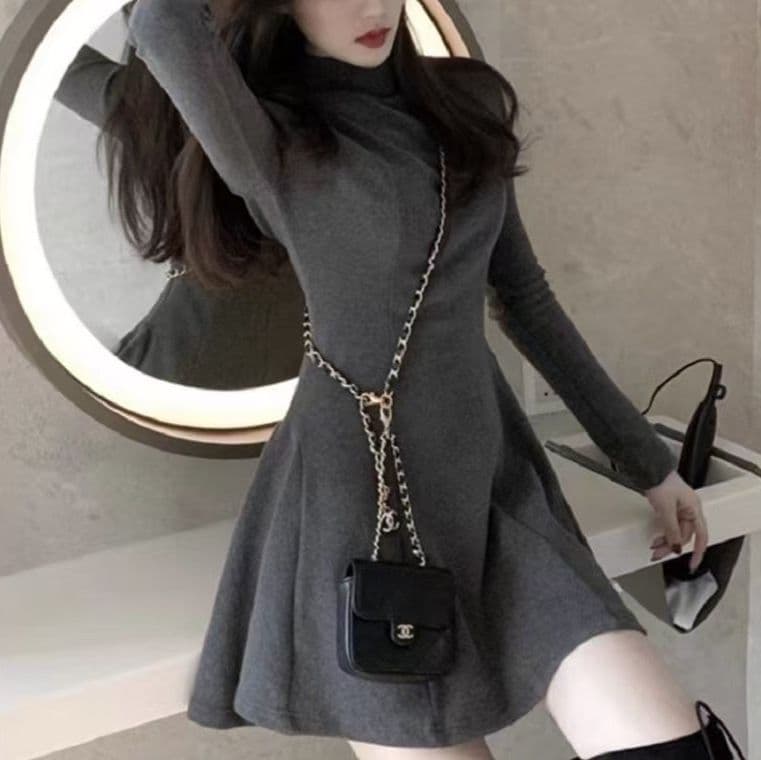 大人かわいい服 上品なタートルネックニットワンピース