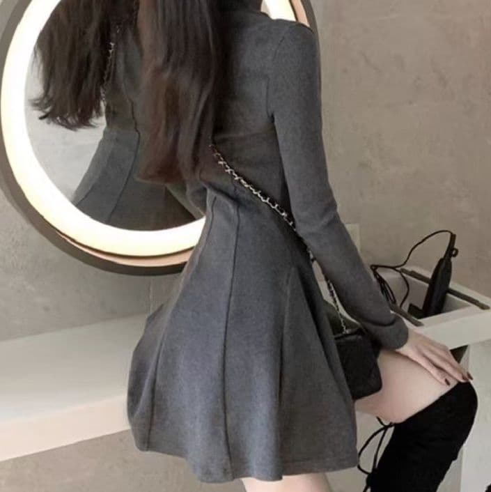 大人かわいい服 上品なタートルネックニットワンピース