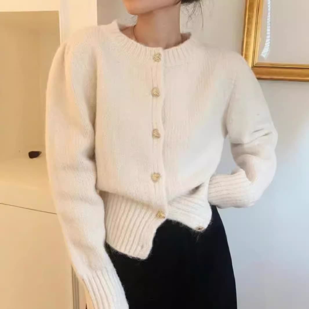 大人かわいい服 パフスリーブハートボタンカーディガン