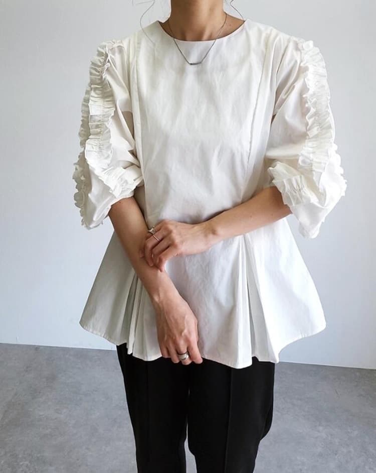大人かわいい服 袖フリル切替プリーツ裾チュニックブラウス