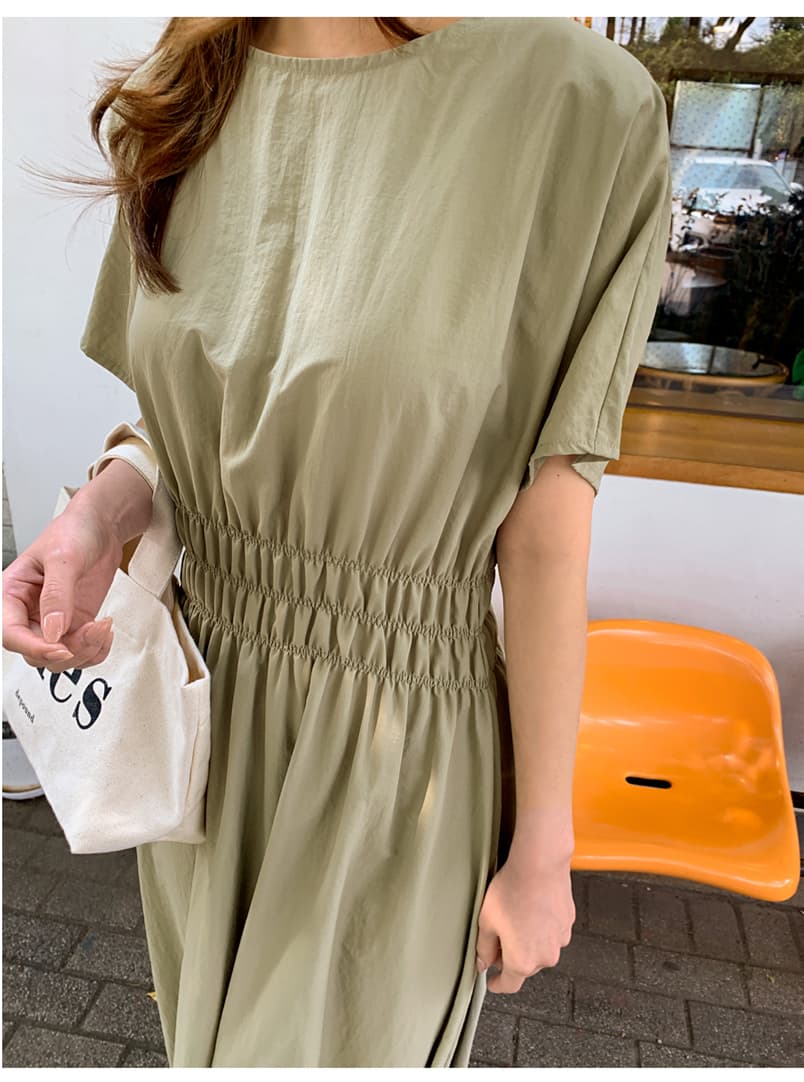 大人かわいい服 ギャザーシンプルワンピース