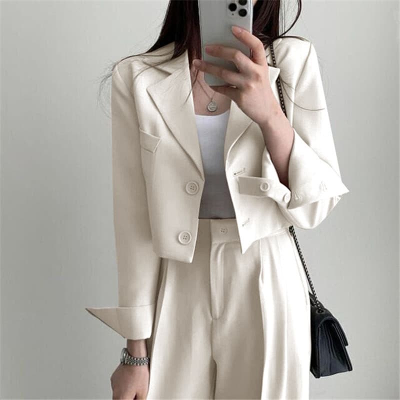 大人かわいい服 テーラードジャケットとワイドパンツの上品セットアップ
