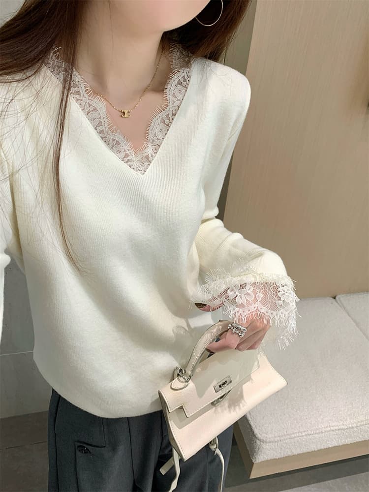 大人かわいい服 レース装飾Vネックニット
