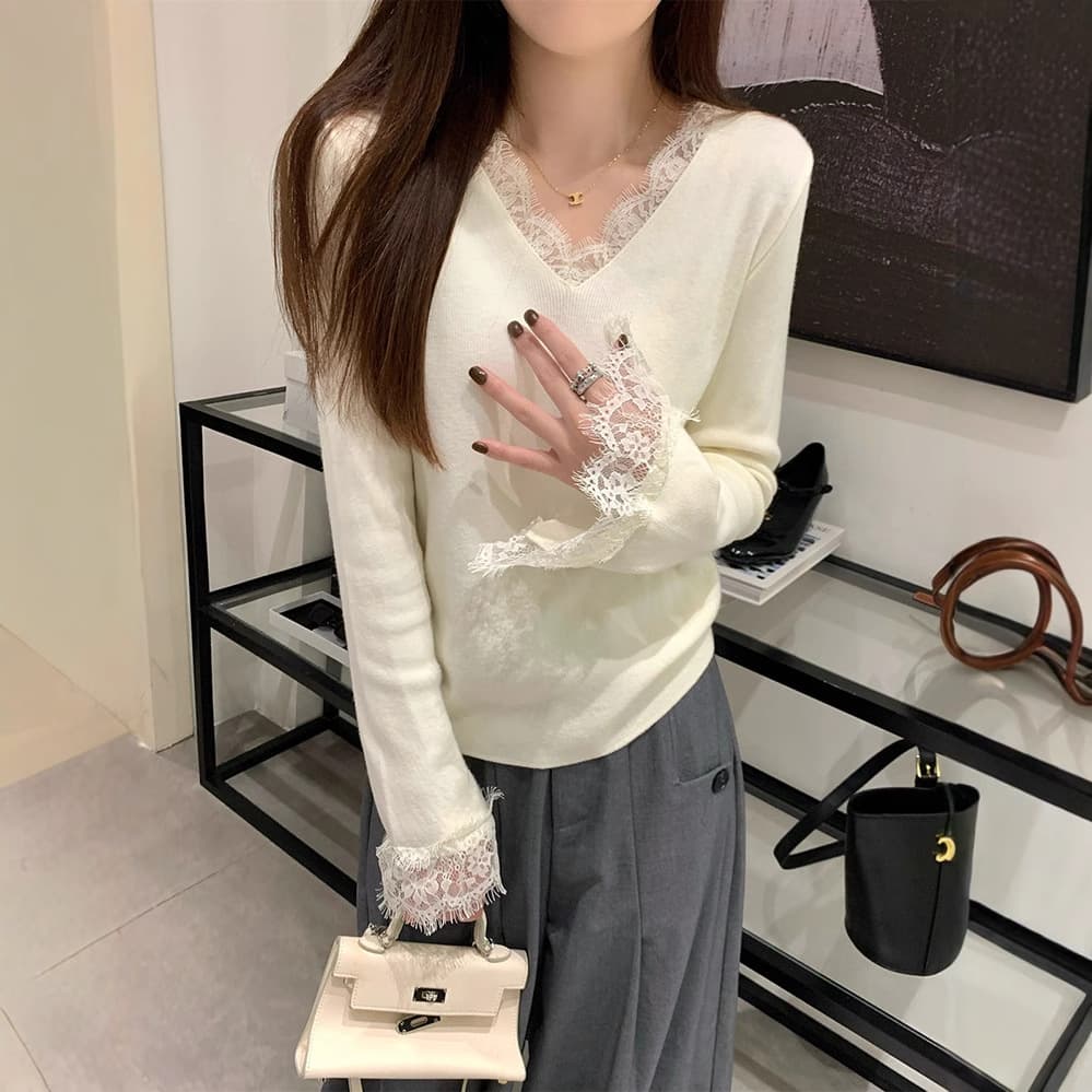 大人かわいい服 レース装飾Vネックニット
