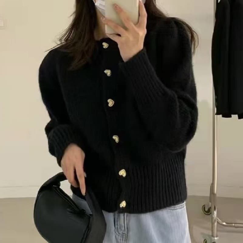 大人かわいい服 パフスリーブハートボタンカーディガン
