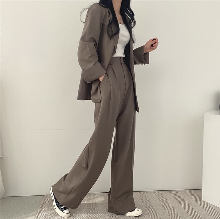 大人かわいい服 テーラードジャケットとタックパンツの上品セットアップ