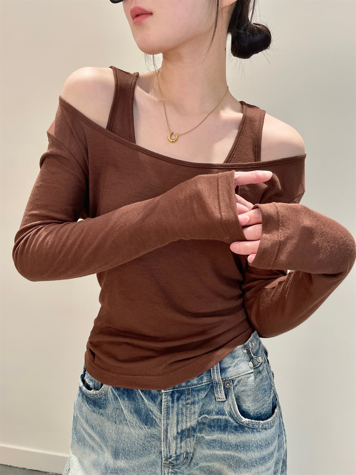 大人かわいい服 ショルダーカットデザインカットソー