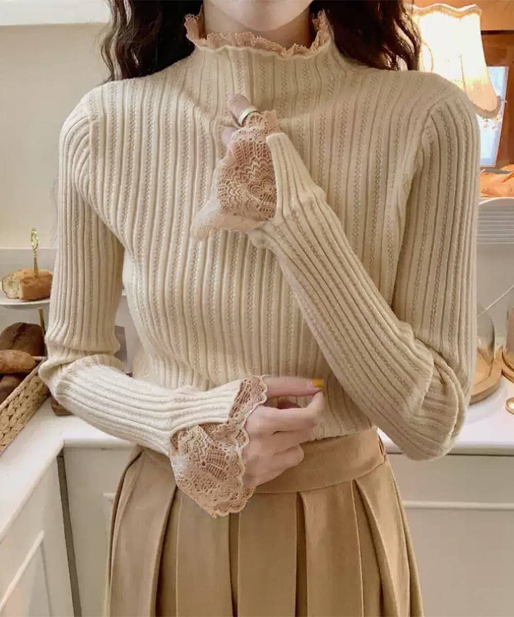 大人かわいい服 袖口フリル付きハイネックリブ編みニットトップス