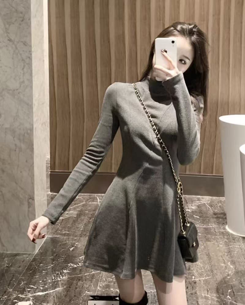 大人かわいい服 上品なタートルネックニットワンピース
