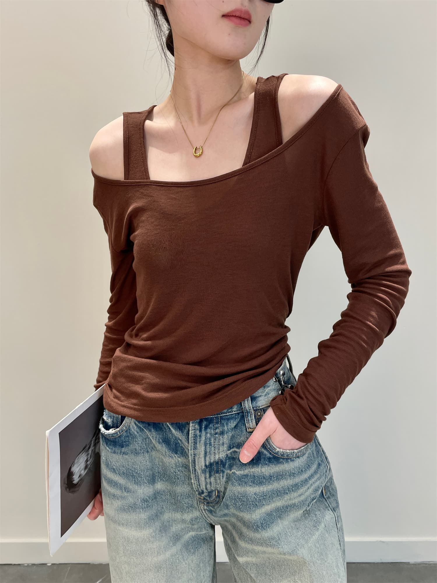 大人かわいい服 ショルダーカットデザインカットソー