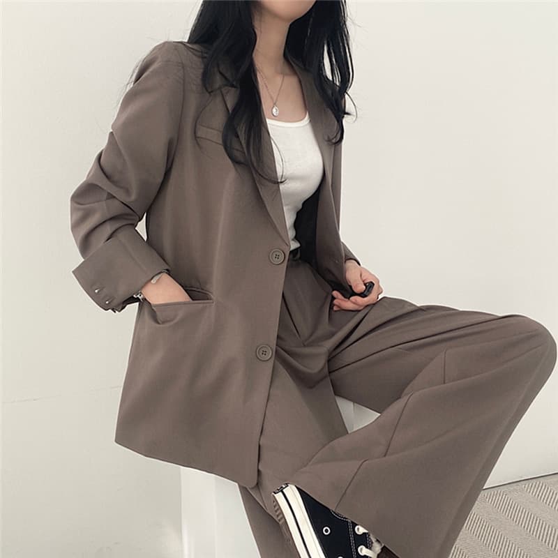 大人かわいい服 テーラードジャケットとタックパンツの上品セットアップ