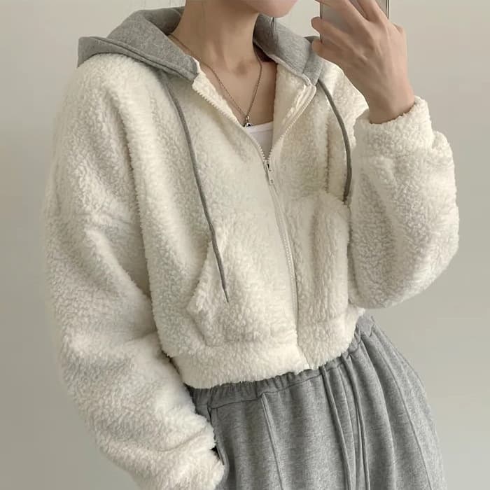 大人かわいい服 もこもこボア素材ショート丈ジップアップ羊毛風羽織