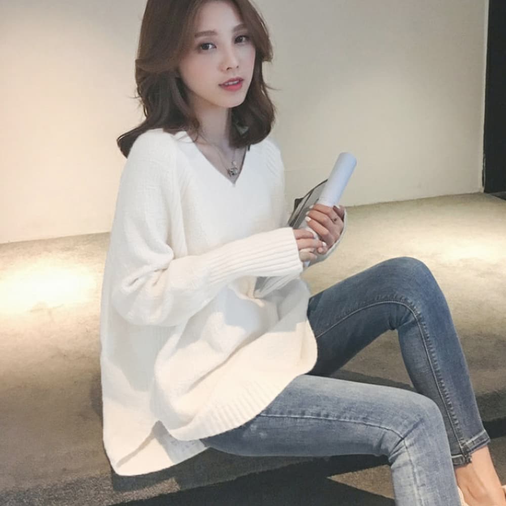 大人かわいい服 サイドスリット入りVネックニット
