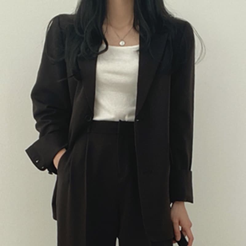 大人かわいい服 テーラードジャケットとタックパンツの上品セットアップ