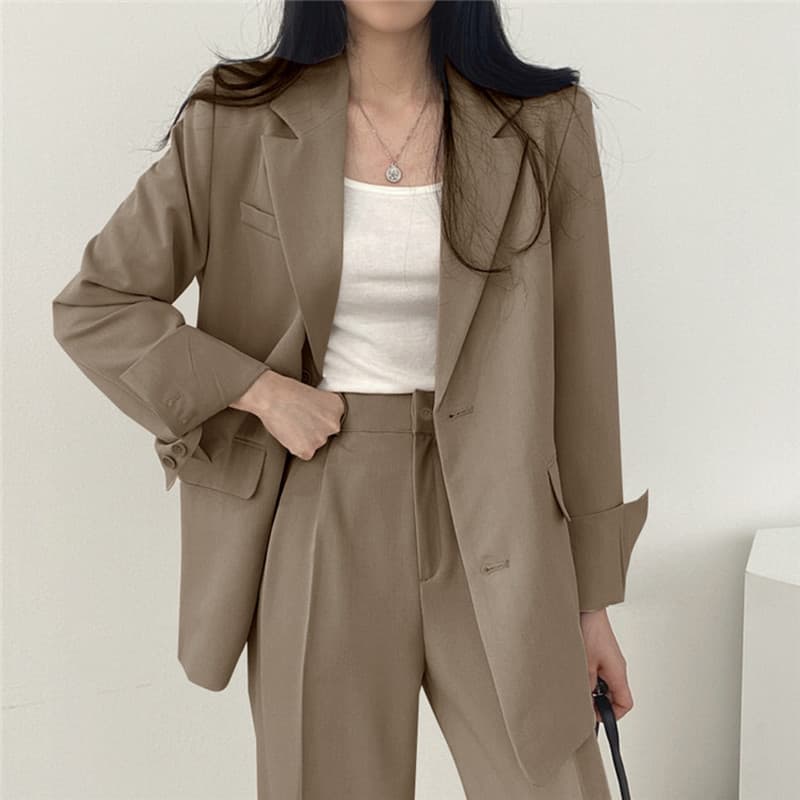 大人かわいい服 テーラードジャケットとタックパンツの上品セットアップ