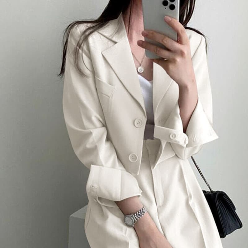 大人かわいい服 テーラードジャケットとワイドパンツの上品セットアップ