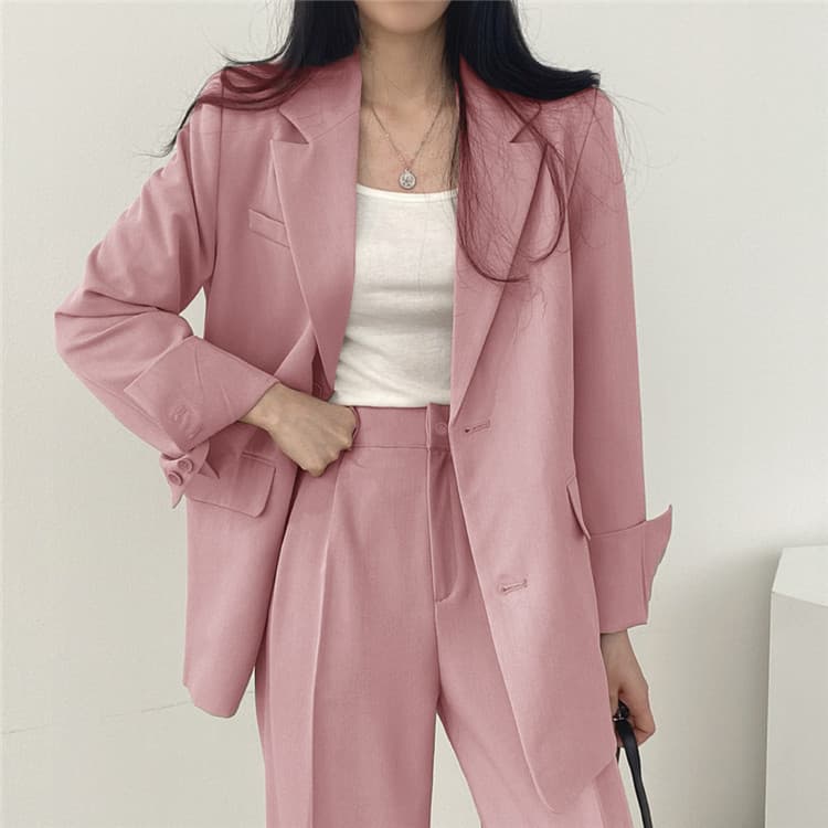 大人かわいい服 テーラードジャケットとタックパンツの上品セットアップ