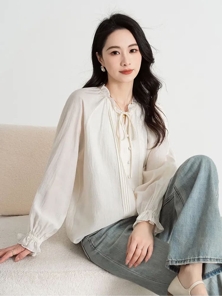大人かわいい服 優美なフリルタイ付き長袖プリーツブラウス