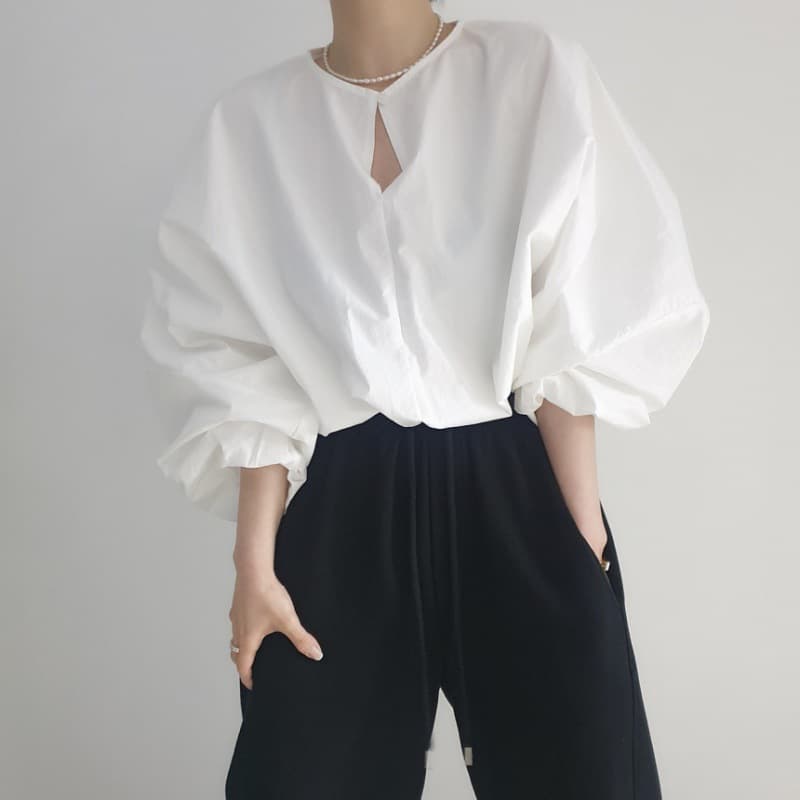 大人かわいい服 ボリュームパフスリーブラウス