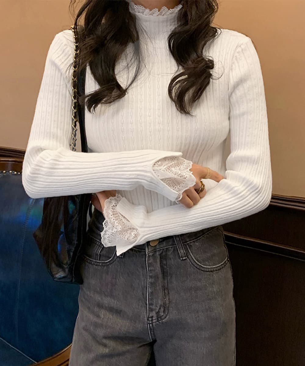 大人かわいい服 袖口フリル付きハイネックリブ編みニットトップス