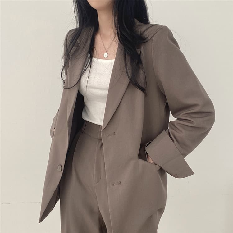 大人かわいい服 テーラードジャケットとタックパンツの上品セットアップ