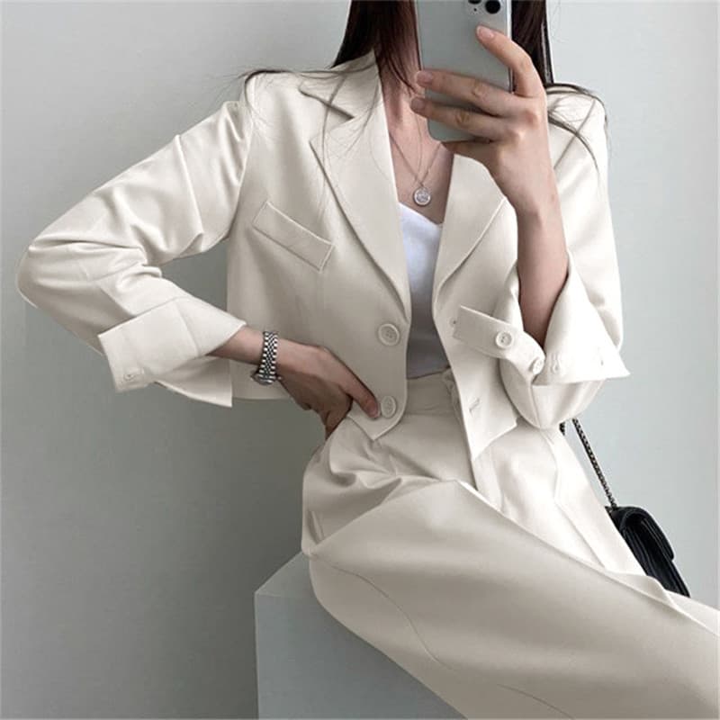 大人かわいい服 テーラードジャケットとワイドパンツの上品セットアップ