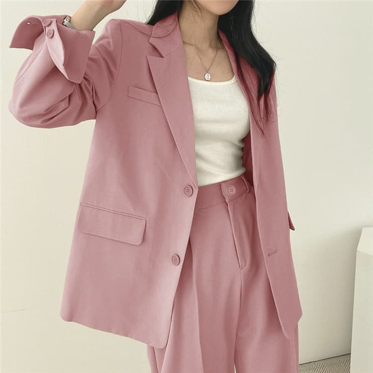 大人かわいい服 テーラードジャケットとタックパンツの上品セットアップ
