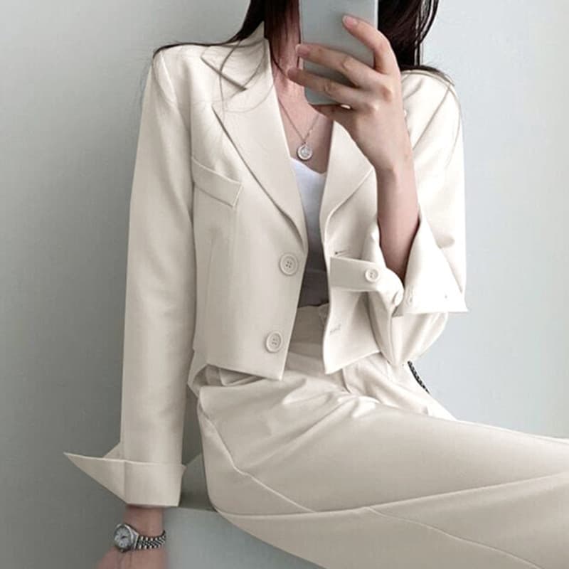 大人かわいい服 テーラードジャケットとワイドパンツの上品セットアップ