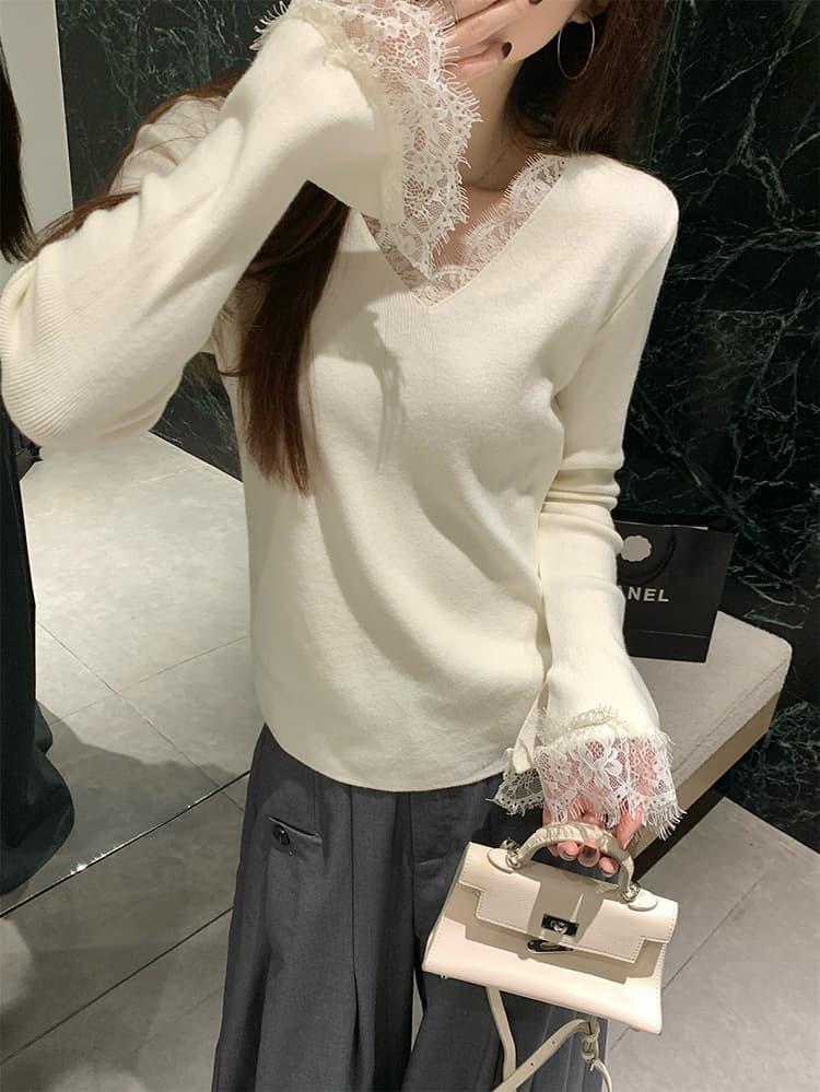 大人かわいい服 レース装飾Vネックニット