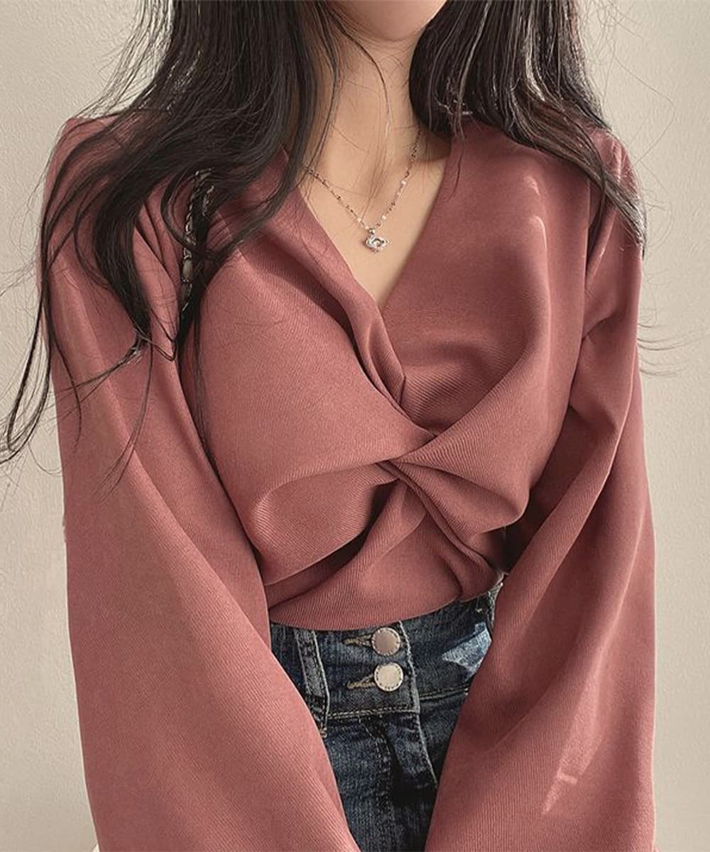 大人かわいい服 フロントねじり 上品Vネックトップス