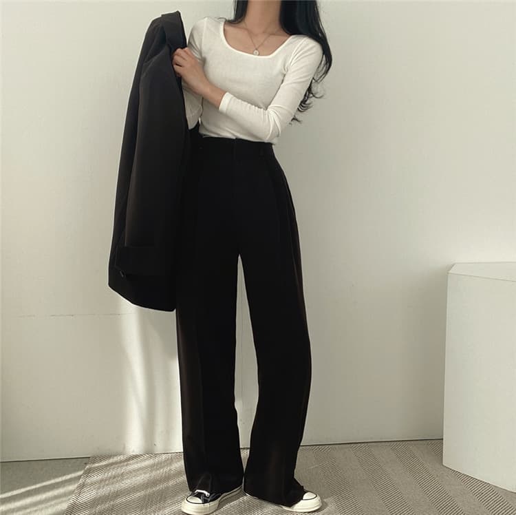 大人かわいい服 テーラードジャケットとタックパンツの上品セットアップ