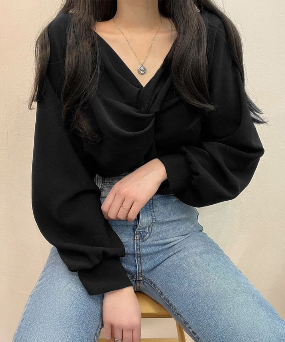 大人かわいい服 フロントねじり 上品Vネックトップス