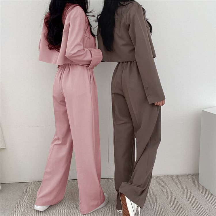大人かわいい服 テーラードジャケットとワイドパンツの上品セットアップ