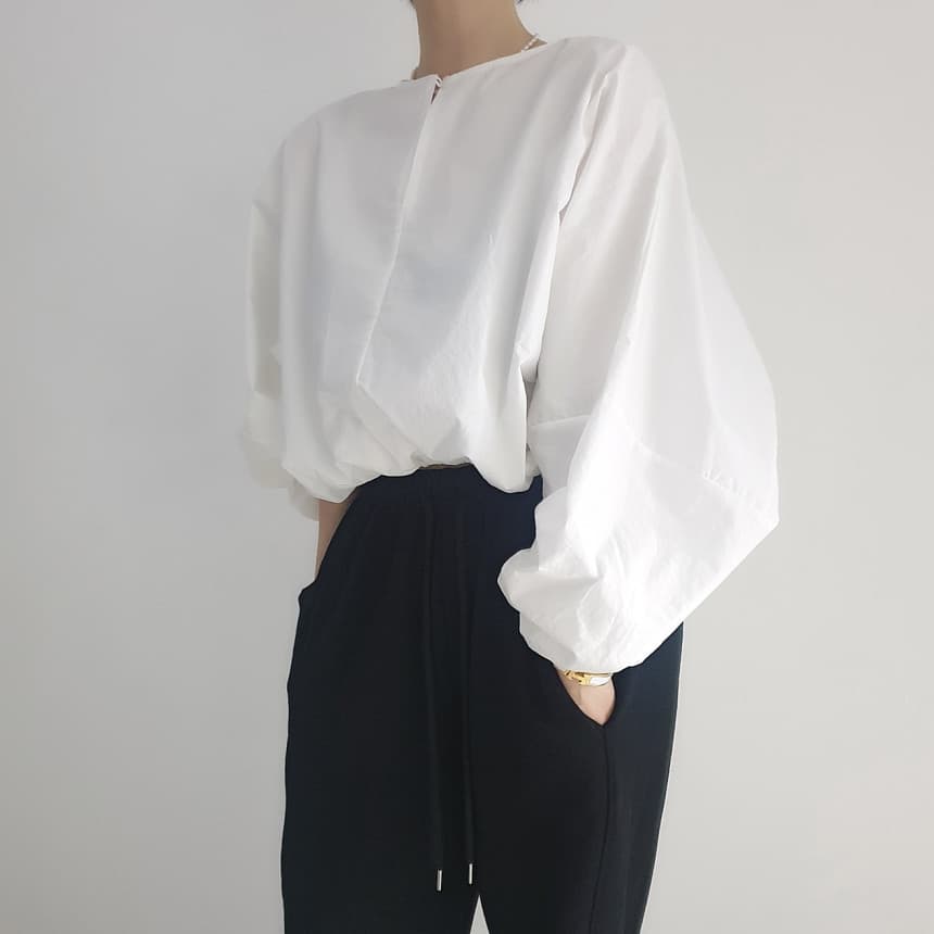 大人かわいい服 ボリュームパフスリーブラウス