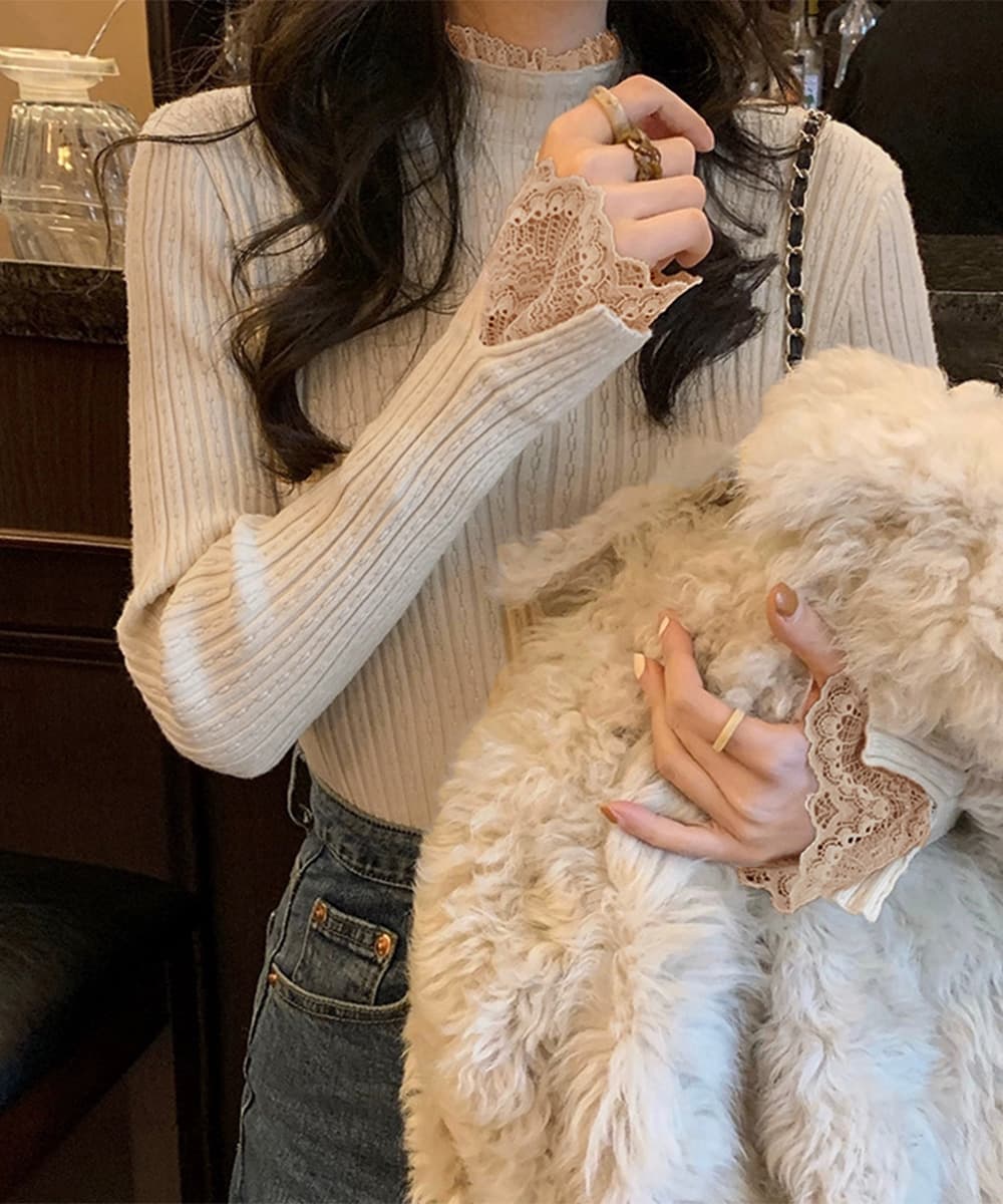 大人かわいい服 袖口フリル付きハイネックリブ編みニットトップス