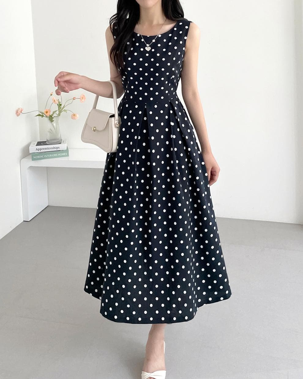 大人かわいい服 ドット柄ノースリーブフレアワンピース