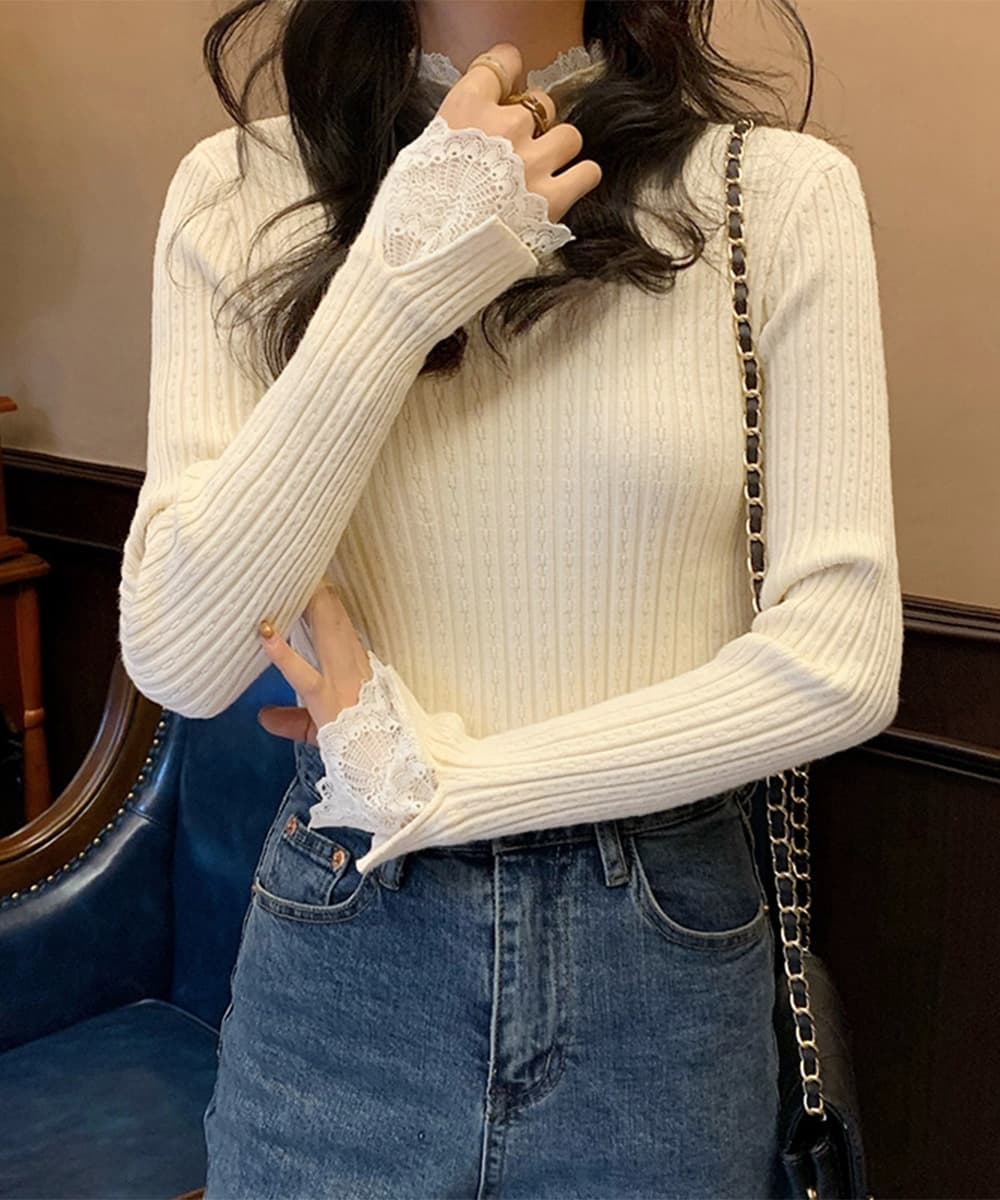 大人かわいい服 袖口フリル付きハイネックリブ編みニットトップス
