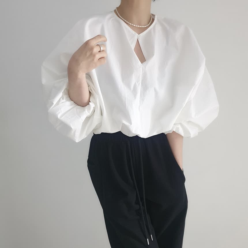 大人かわいい服 ボリュームパフスリーブラウス