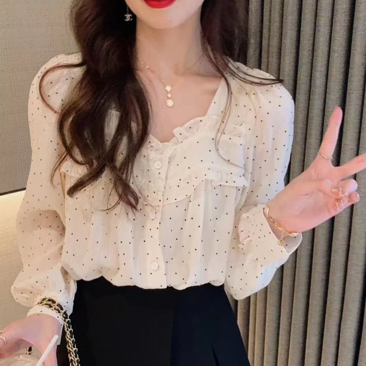 大人かわいい服 フリル衿付き水玉シフォンブラウス