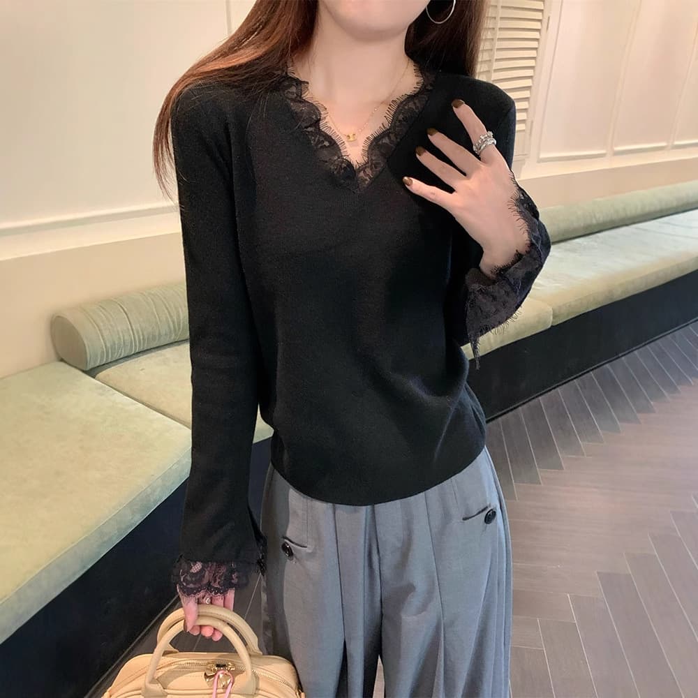 大人かわいい服 レース装飾Vネックニット