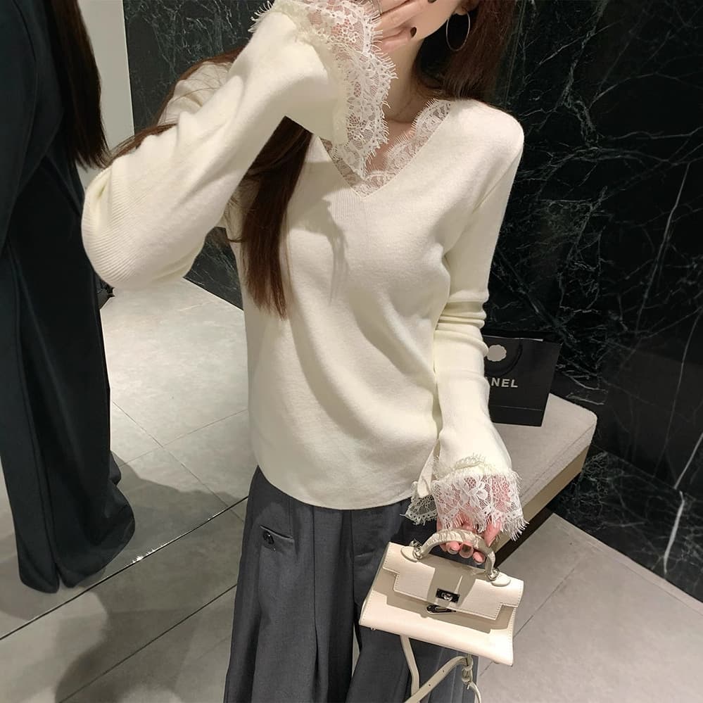 大人かわいい服 レース装飾Vネックニット