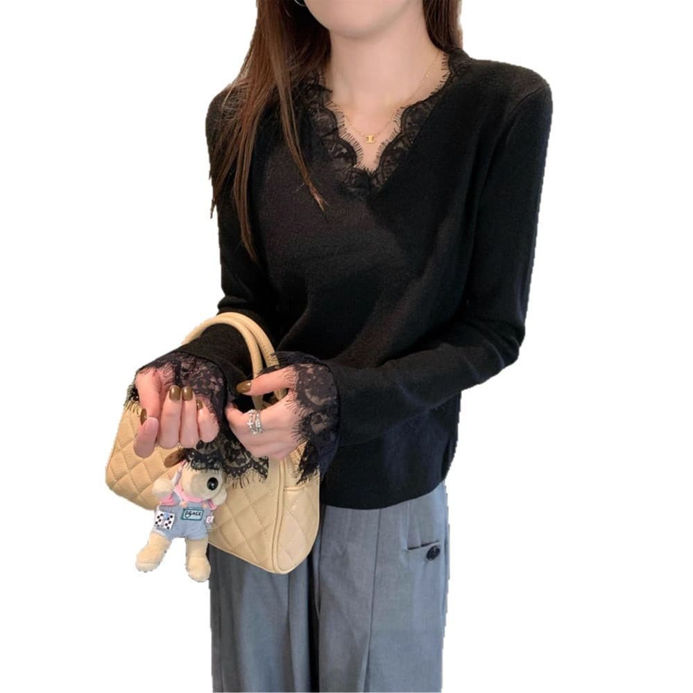 大人かわいい服 レース装飾Vネックニット